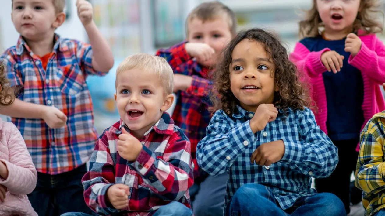 Singe mit de Chliine (Foto: Bild-FatCamera) Singe mit de Chliine — iStock (Foto: Bild-FatCamera)