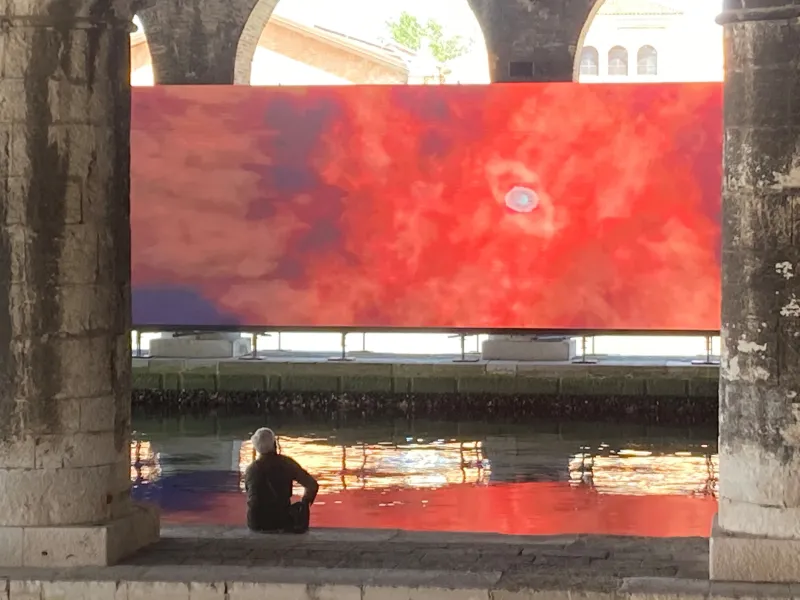 Videoinstallation Wu Tsang of whales - Biennale 20 (Foto: Simon Gebs) Videoinstallation Wu Tsang of whales - Biennale 20: Videoinstallation Wu Tsang of whales - Biennale 2022 (Foto: Simon Gebs)