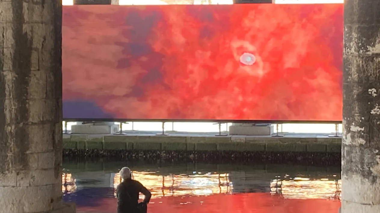 Videoinstal. Wu Tsang-of whales-Biennale 2022 (Foto: Simon Gebs) Videoinstal. Wu Tsang-of whales-Biennale 2022 (Foto: Simon Gebs)