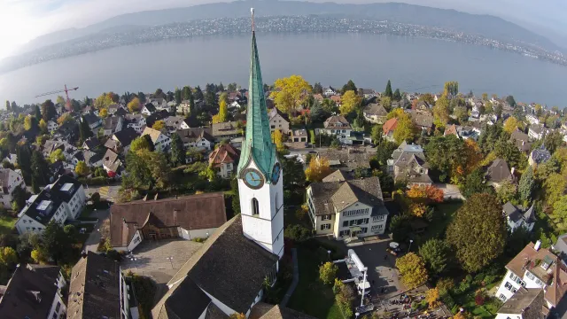 Kirche Zollikon von Oben (Foto: Viktor Klemm) Kirche Zollikon von Oben (Foto: Viktor Klemm)